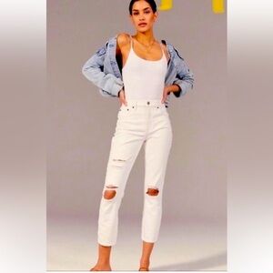 Abercrombie & Fitch The Mom high-rise White Distressed Jeans jeans size 31 short